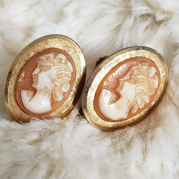 vintage carved shell cameo earrings - Picture 2 of 7
